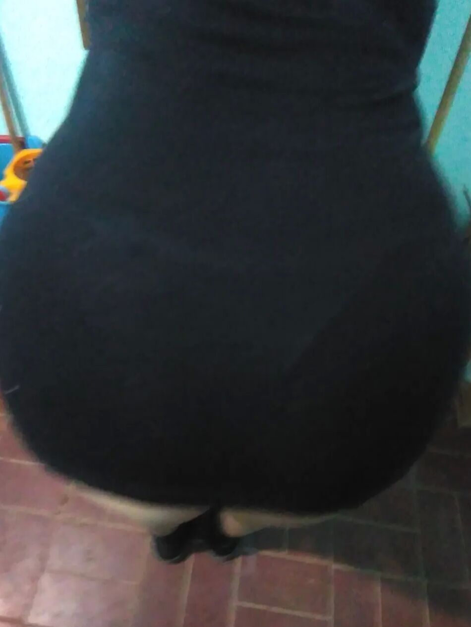 20 Pics Pack 22: vestido corto negro y muestra el culo