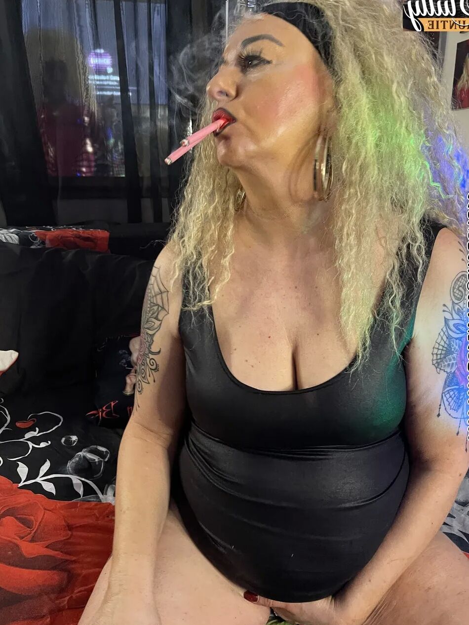 20 Pics SLUTTY AUNTIE SHIRLEY