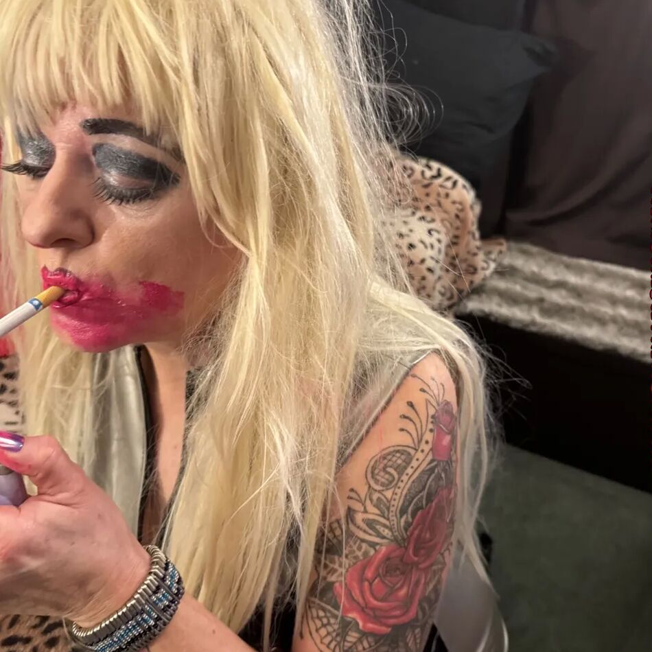 20 Pics MESSY LIPSTICK