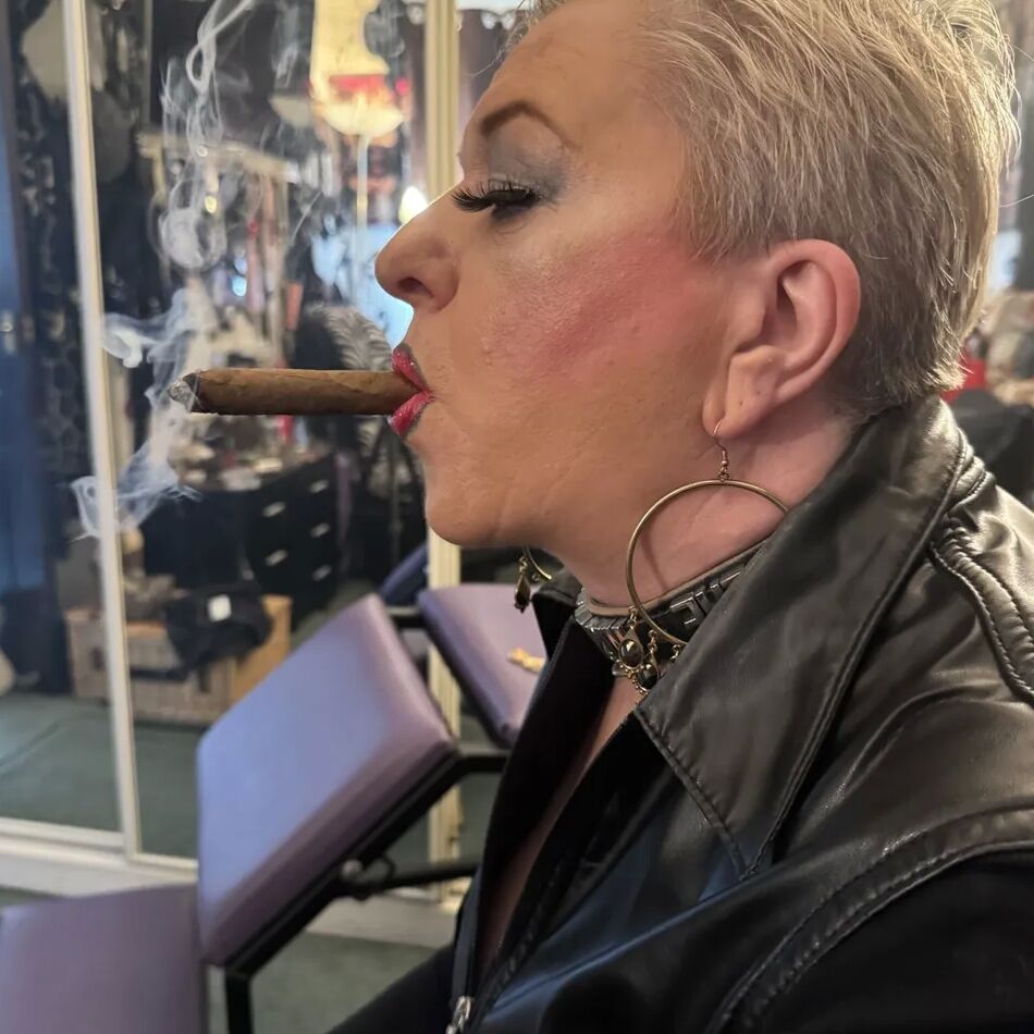 20 Pics SHIRLEY SMOKING DOMINATION