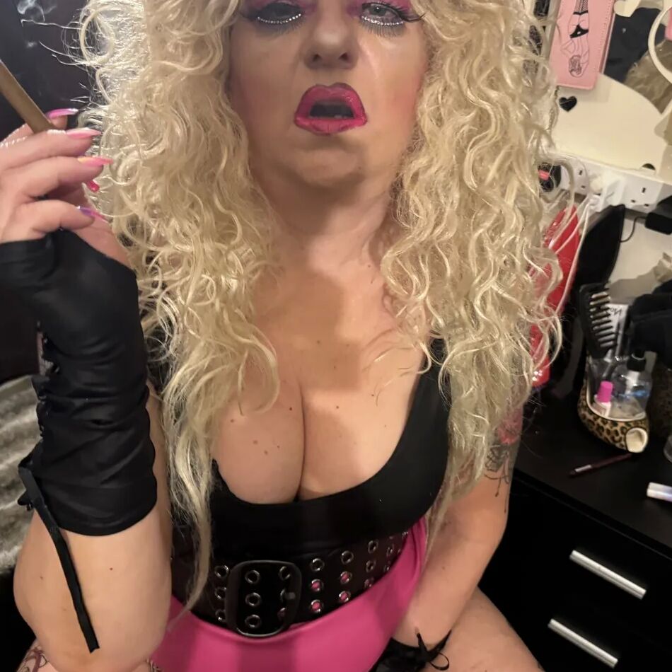 20 Pics SMOKING GODDESS SHIRLEY