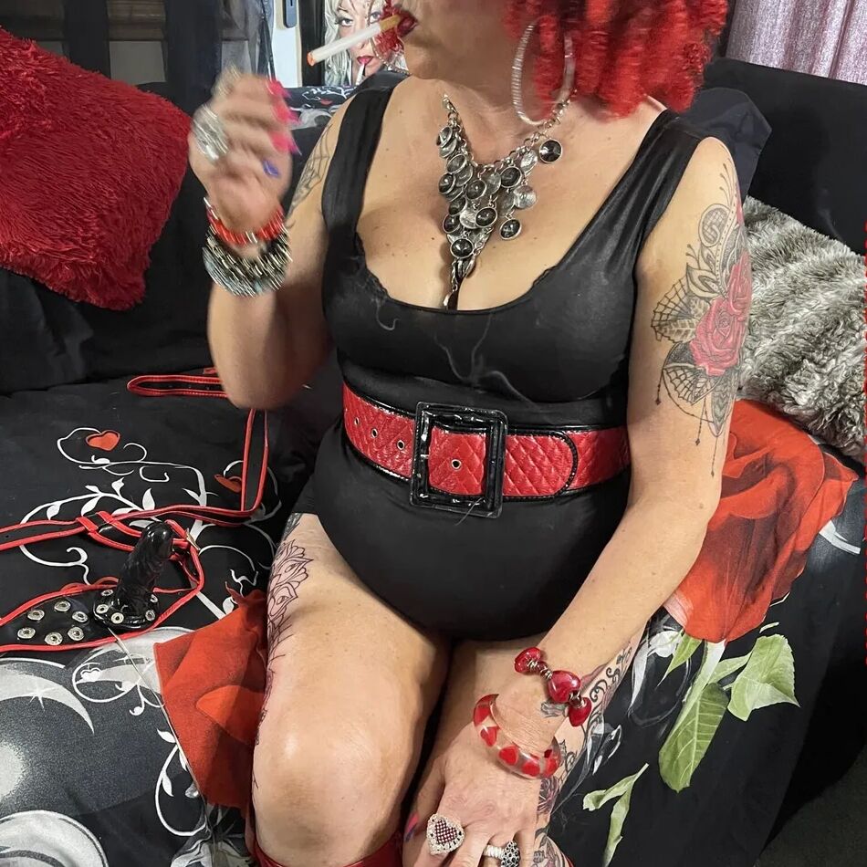 20 Pics RED WHORE SHIRLEY