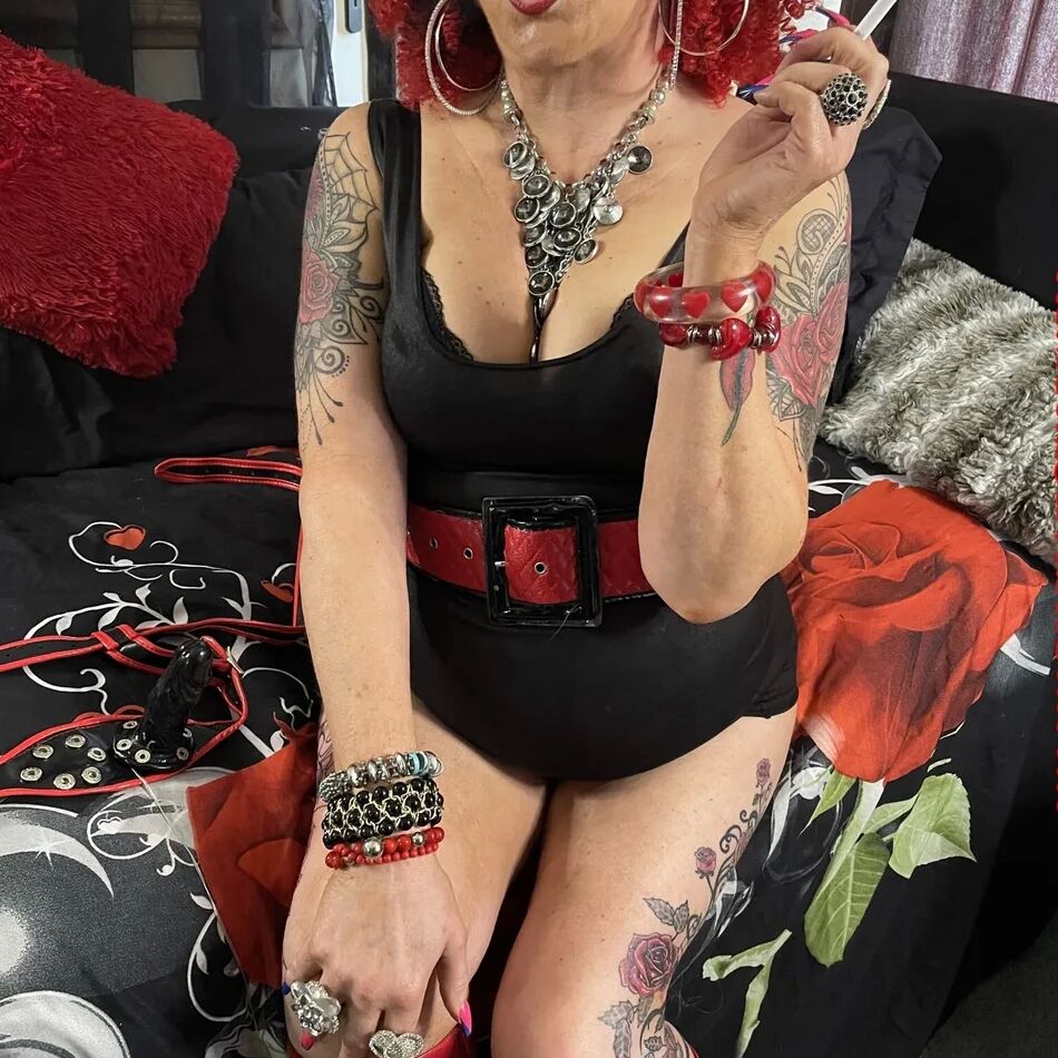 20 Pics RED WHORE SHIRLEY