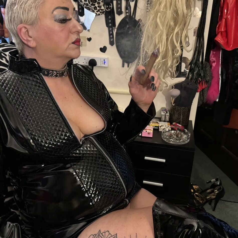 20 Pics THE MRS & MISTRESS