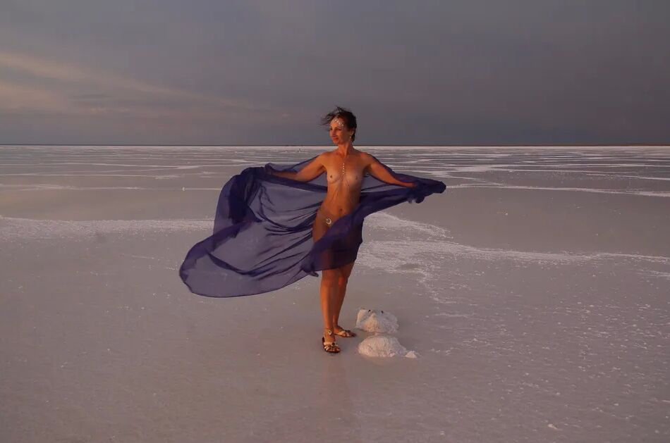 20 Pics On Sunset-Light with DeepBlue Shawl on Salt- Lake