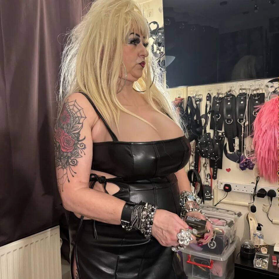 20 Pics MRS SHIRLEY SMOKING WHORE