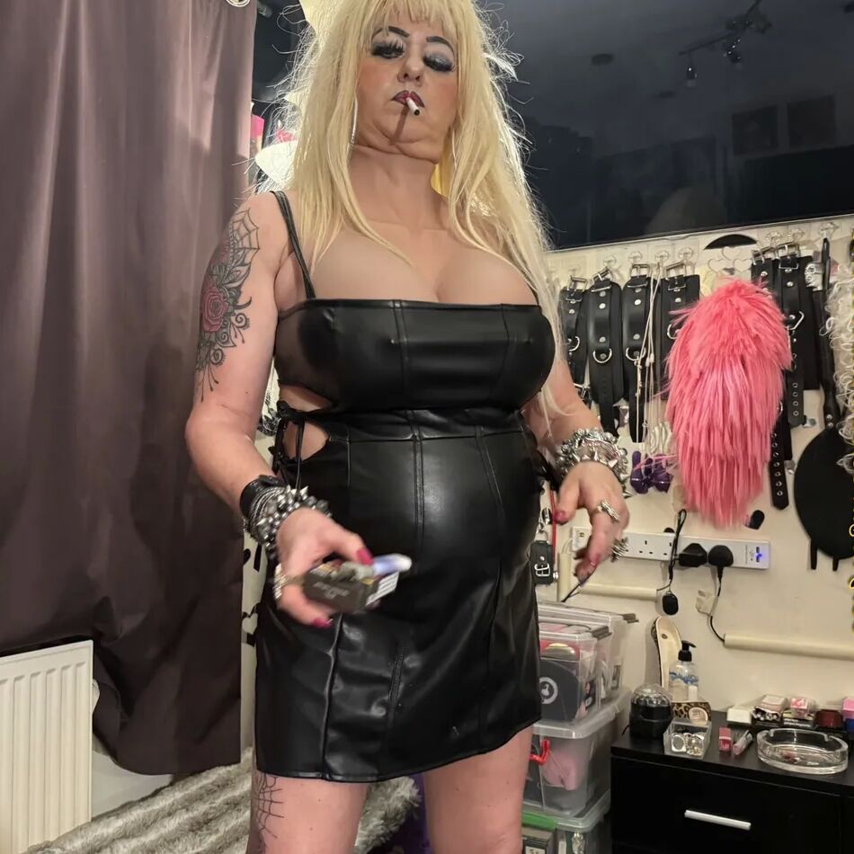 20 Pics MRS SHIRLEY SMOKING WHORE
