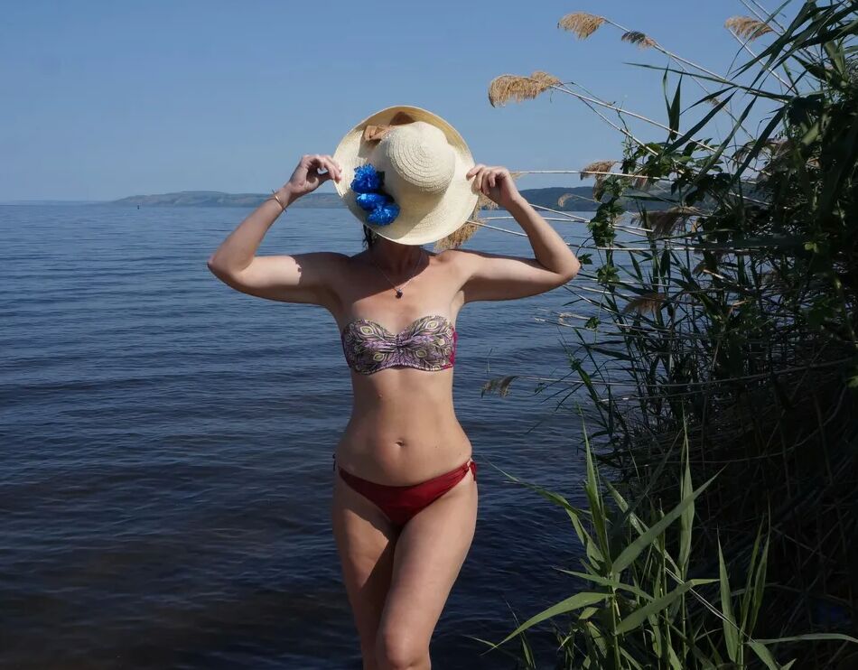 20 Pics Legs play on a wooden platform