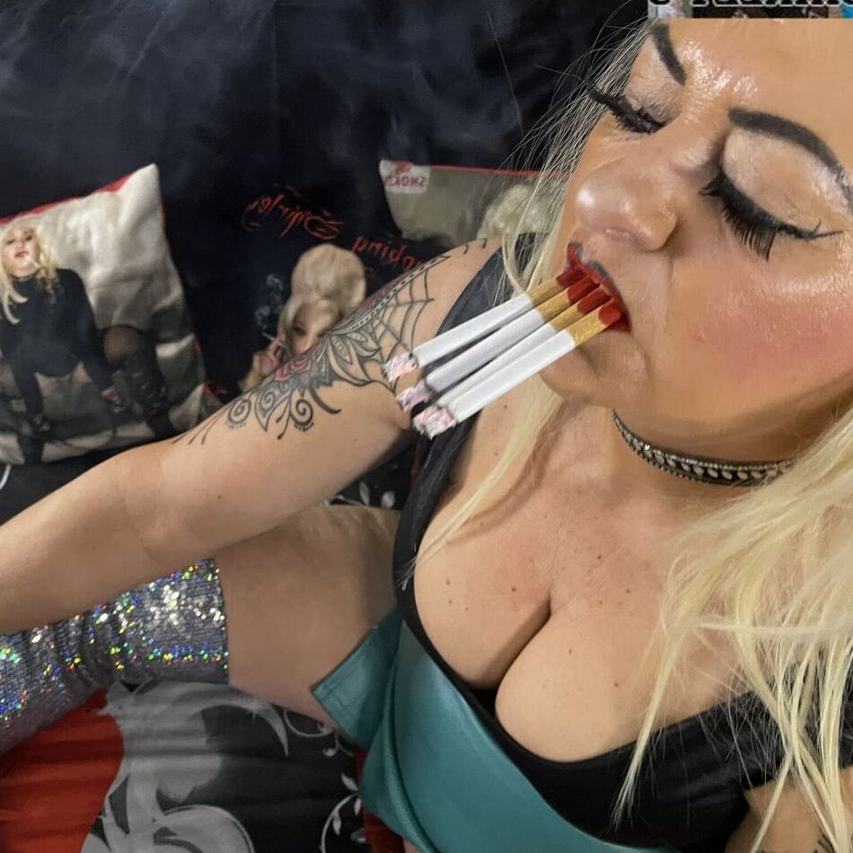 20 Pics AUNTIE SHIRLEY SMOKING DIRTY