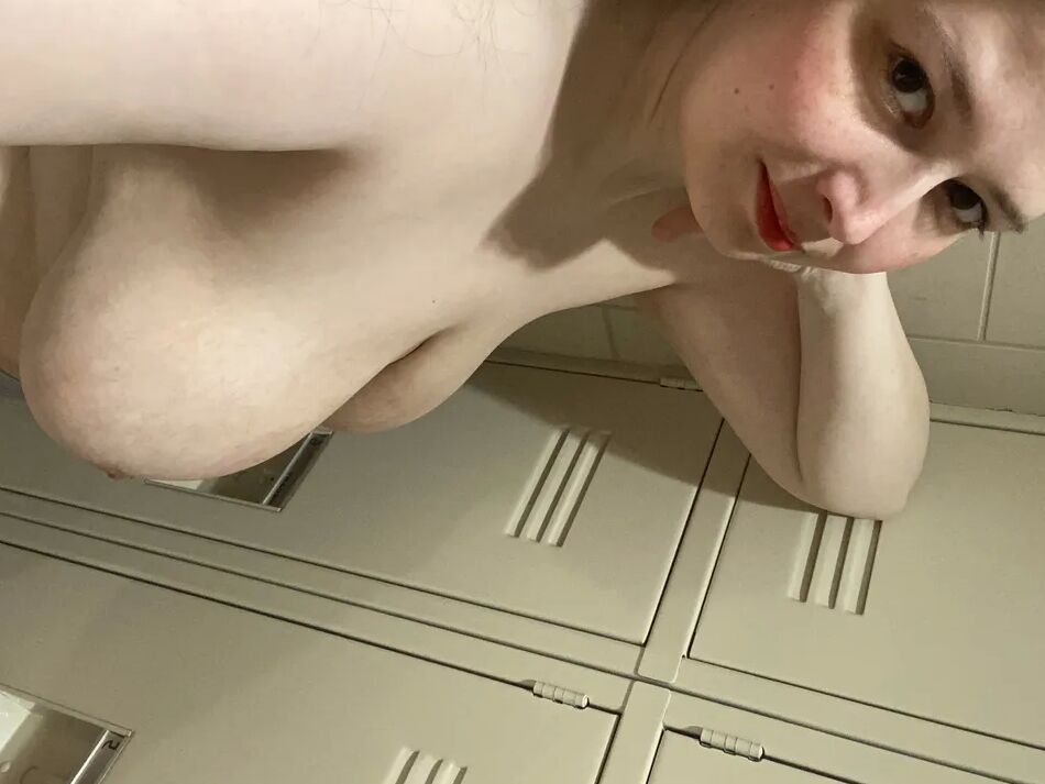 20 Pics Locker Room