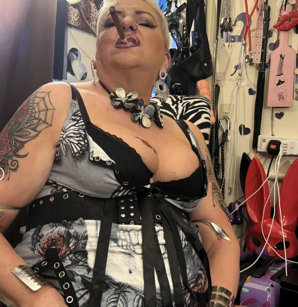 20 Pics SHIRLEY SMOKING REBEL