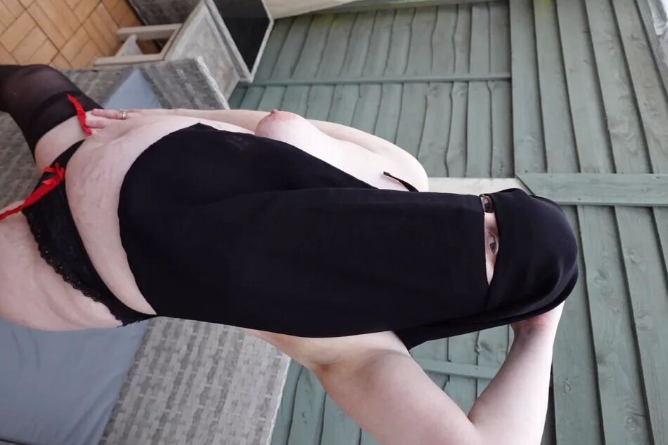 12 Pics Niqab naked in stockings and suspenders