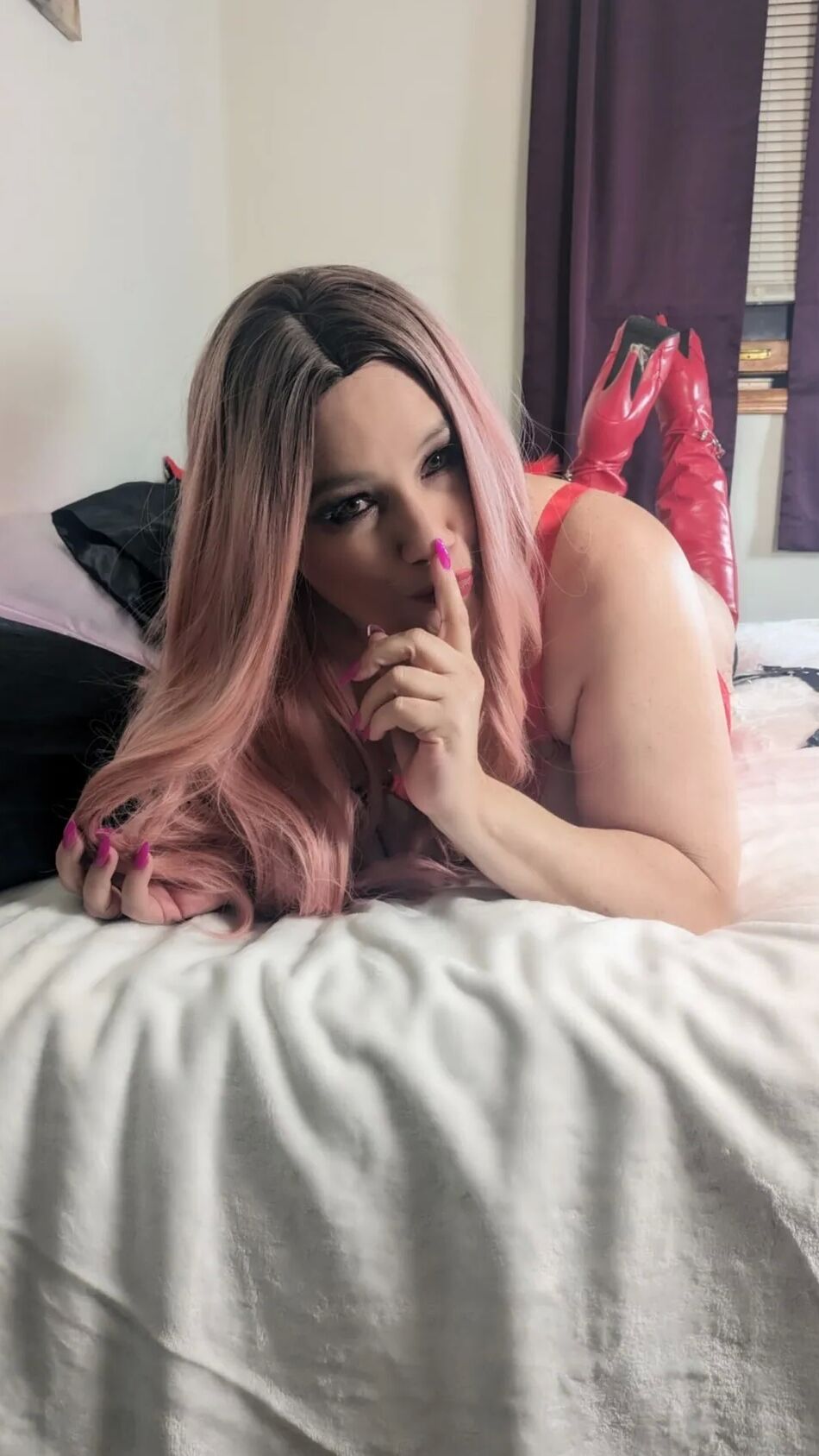 20 Pics Red Domme