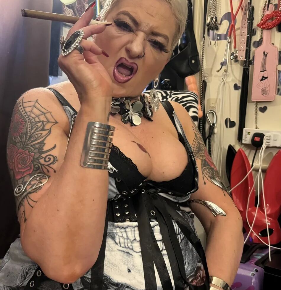 20 Pics SHIRLEY SMOKING REBEL