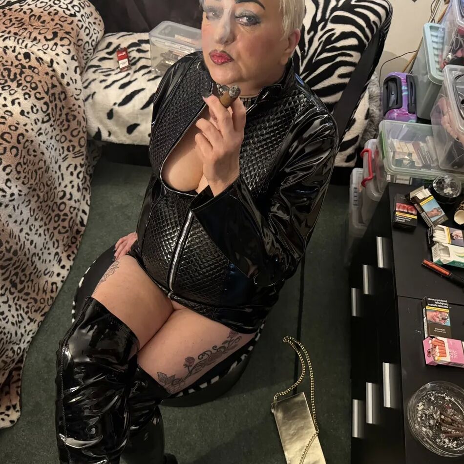 20 Pics THE MRS & MISTRESS