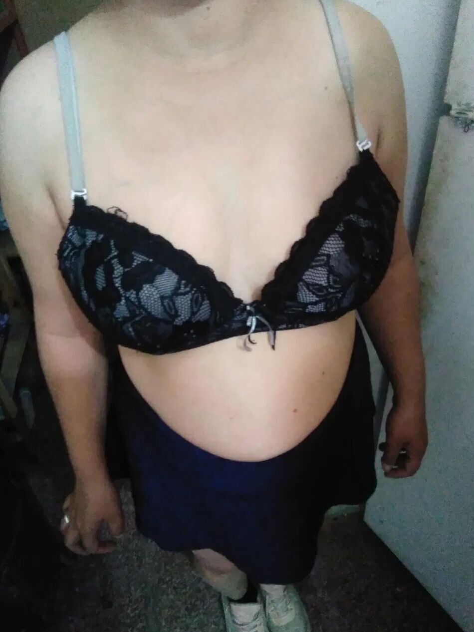 20 Pics Pack 23: Se prueba una pollera y se desnuda