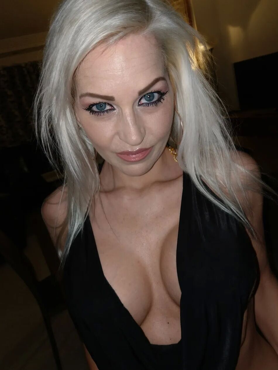 14 Pics Do you like my Partyoutfit ?
