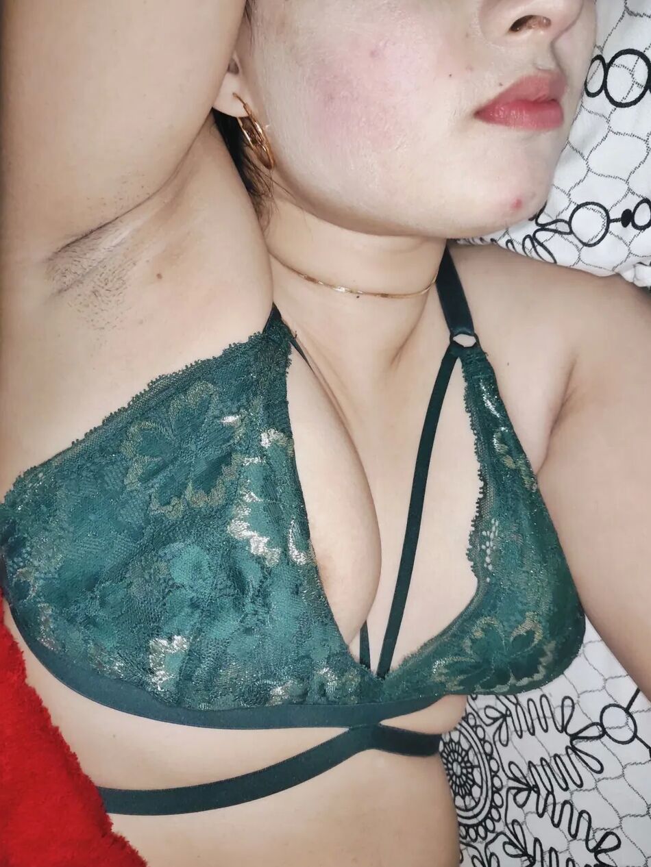 12 Pics My Armpits in green bra