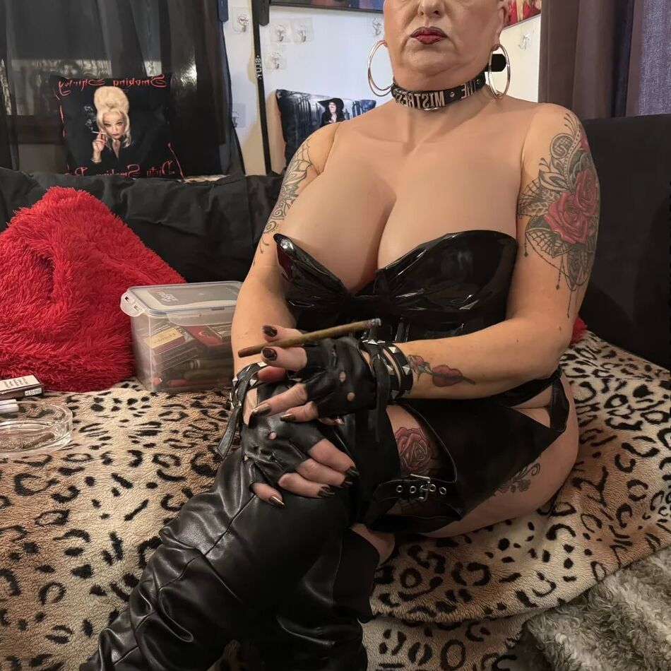 20 Pics MISTRESS WAITING SLAVE