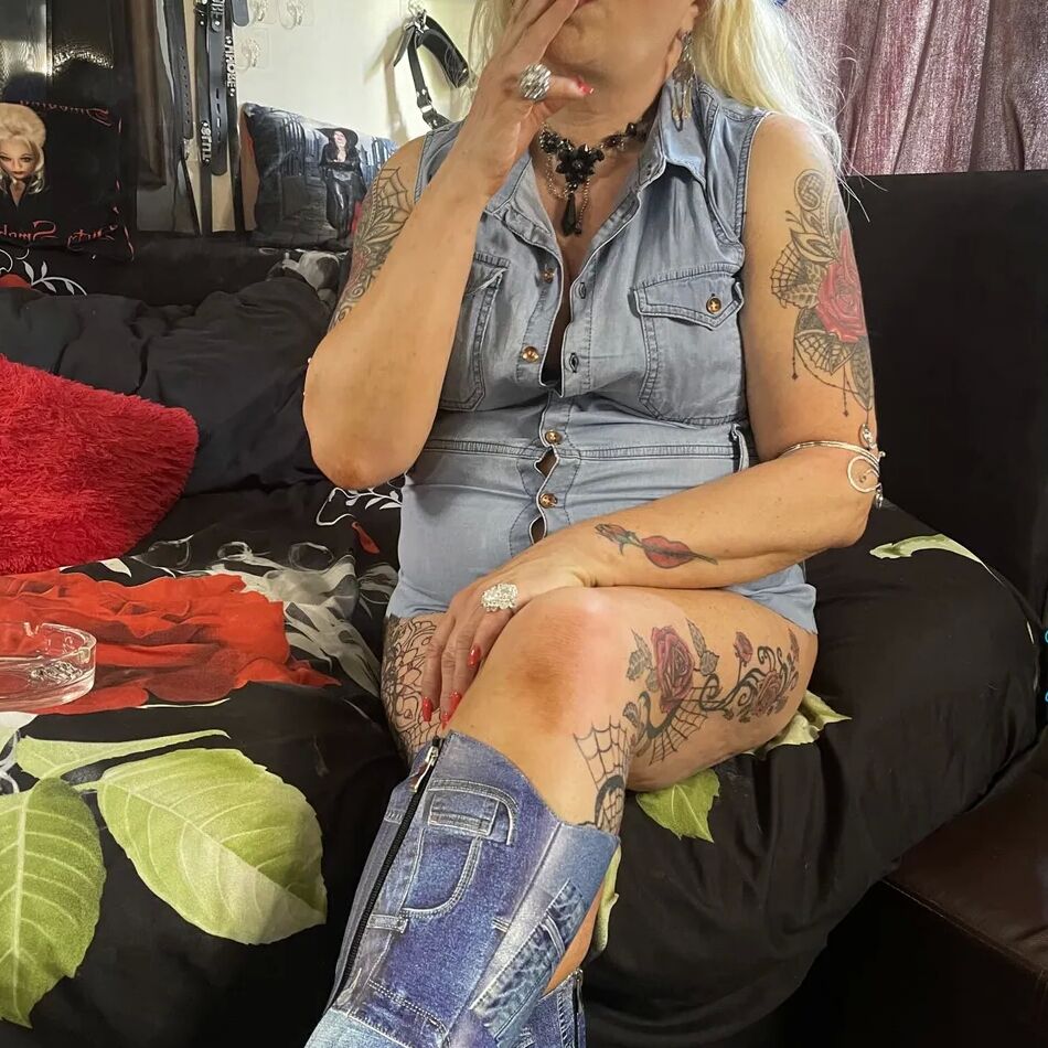 20 Pics MY TIME SMOKING PLAYING