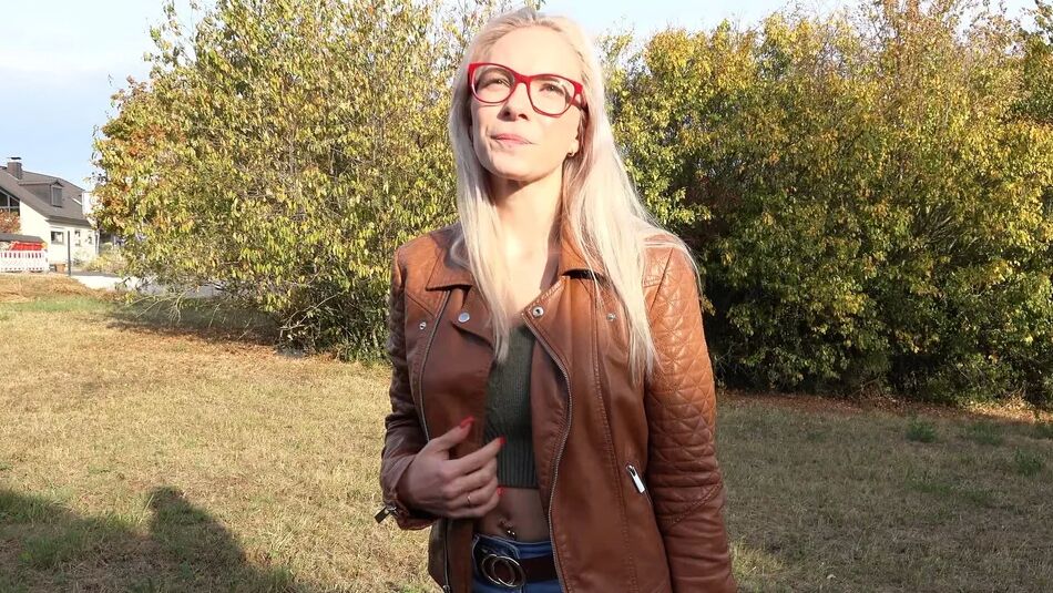 12 Pics Fit blonde Glasses Girl Vivi Vallentine Pickup
