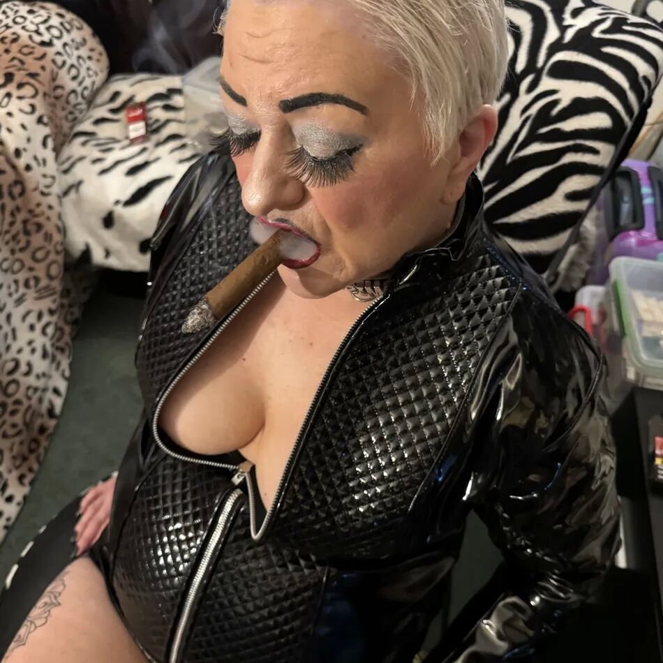 20 Pics THE MRS & MISTRESS