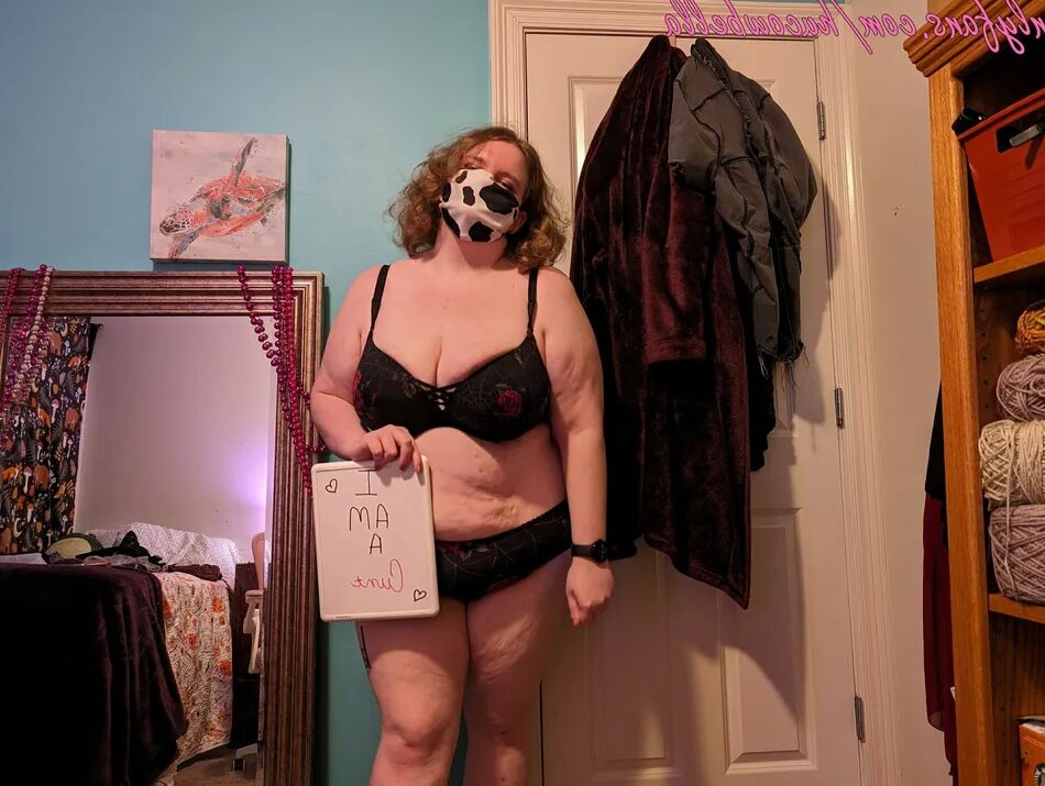 20 Pics Hucowbella for International Cunts day