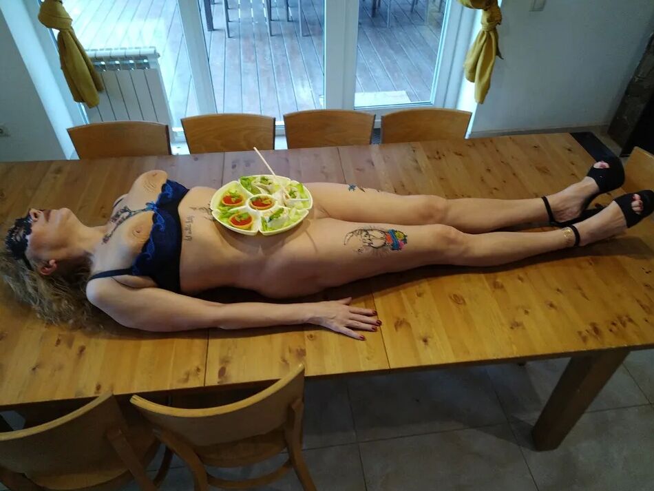 11 Pics Nyotaimori session for beauty mom