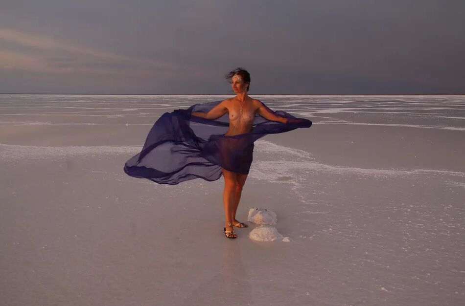 20 Pics On Sunset-Light with DeepBlue Shawl on Salt- Lake