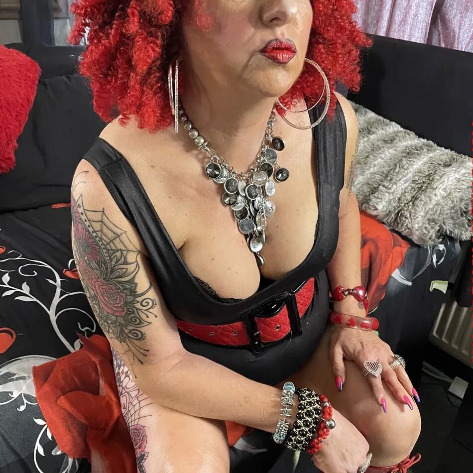 20 Pics RED WHORE SHIRLEY