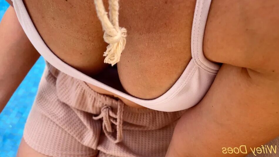 10 Photos Wifey montre son incroyable décolleté dans un soutien-gorge de sport moulant