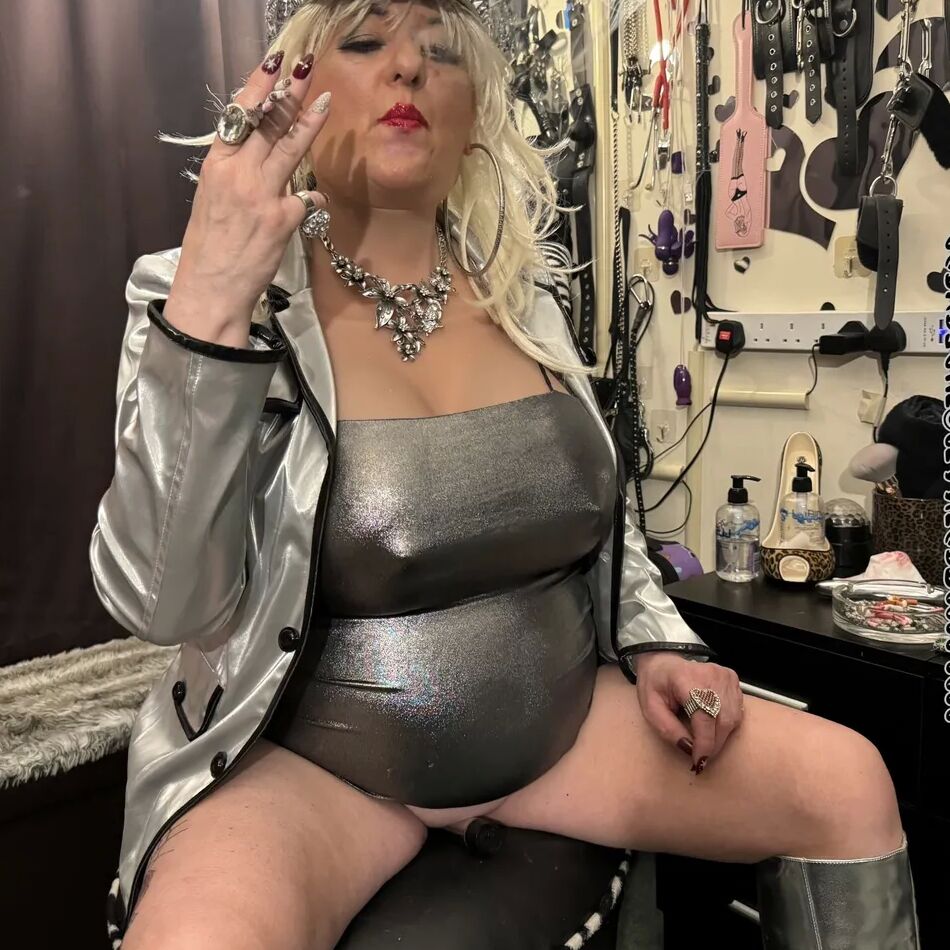 20 Pics SLUTTY MOM SHIRLEY WANTING COCK
