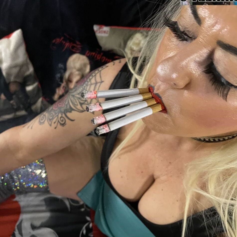 20 Pics AUNTIE SHIRLEY SMOKING DIRTY