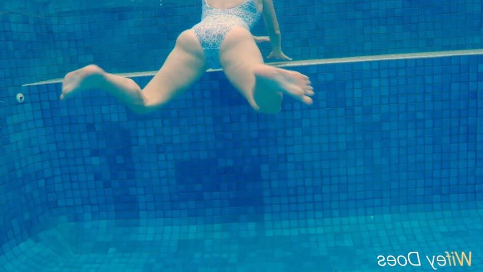 20 Pics Wifey looks amazing in the pool in a hot one piece