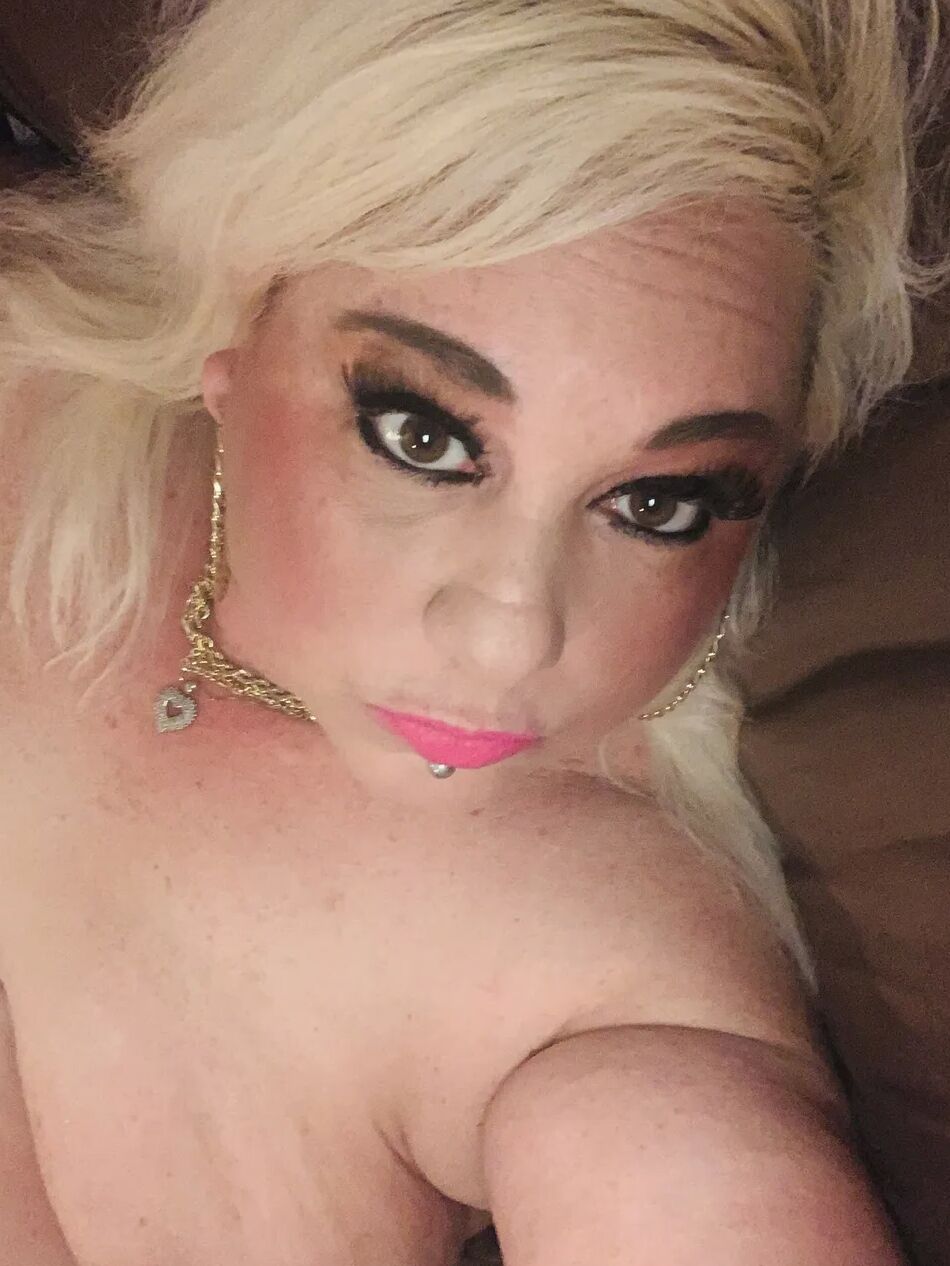17 Pics Horny hot step mom teachers how to masturbate