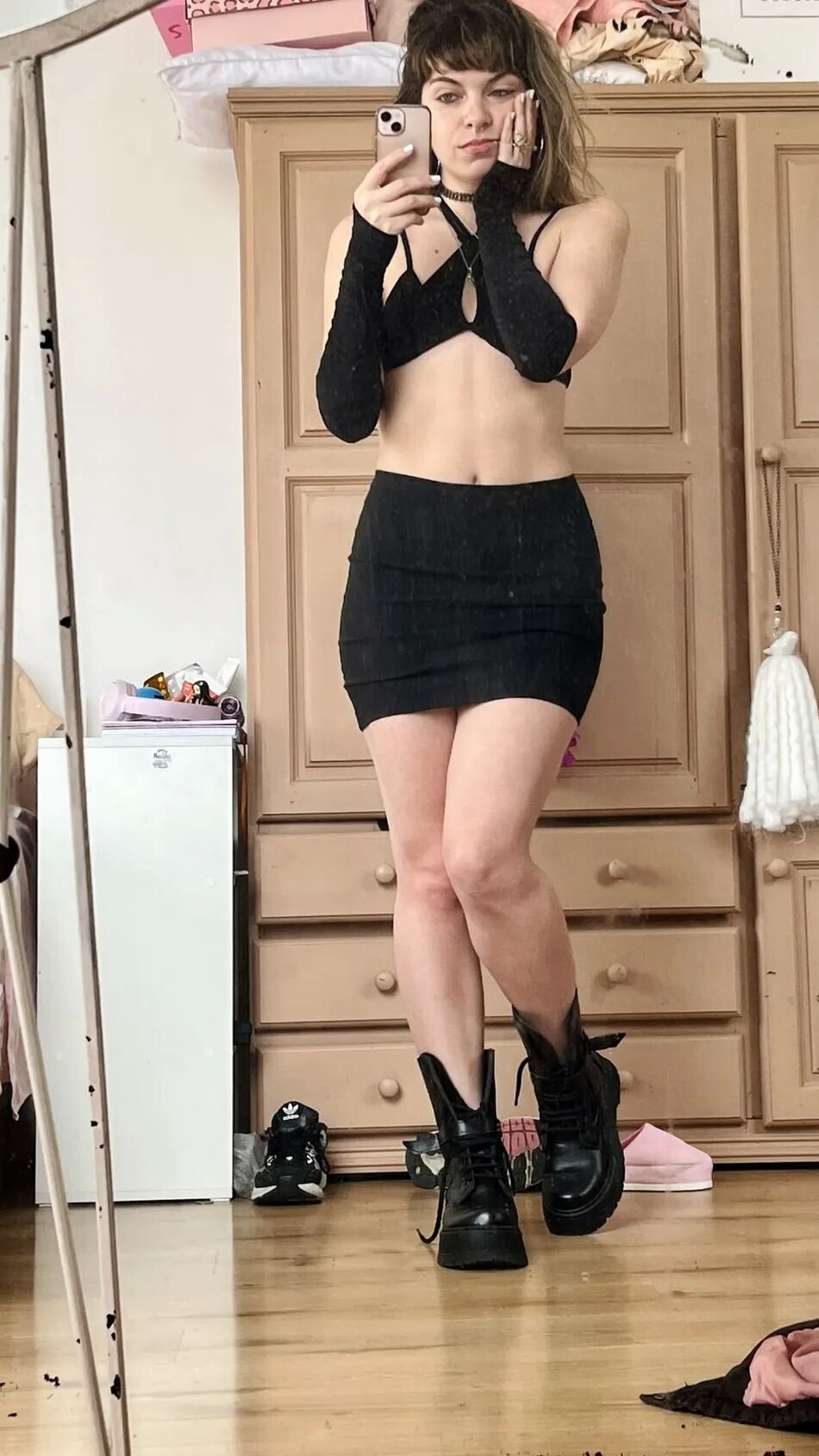 6 Pics Hot outfit for today's shoot