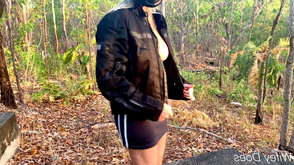 20 Pics Short skirt outside no panties pussy shooting