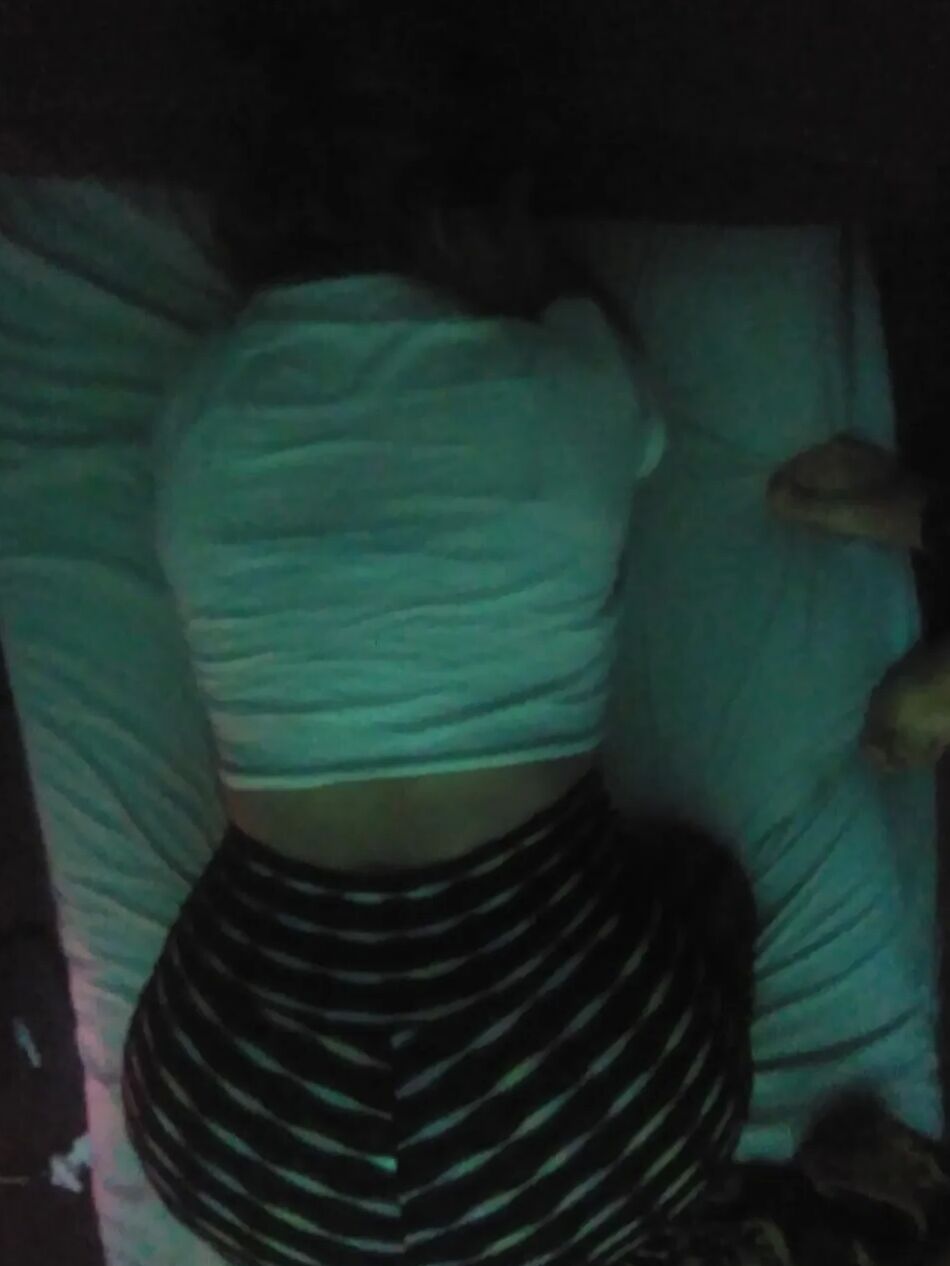 16 Bilder Pack 30: Ich ziehe ihr die Hose herunter und sie zeigt mir ihr Perlenkleid