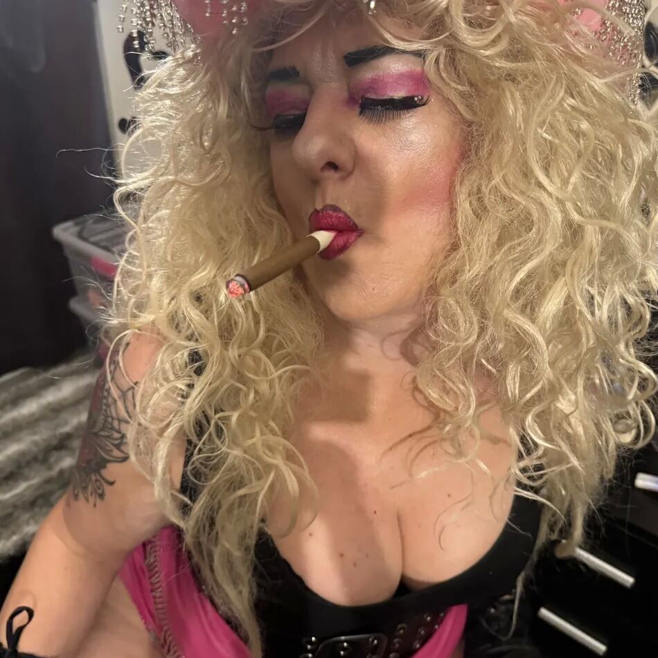 20 Pics SMOKING GODDESS SHIRLEY