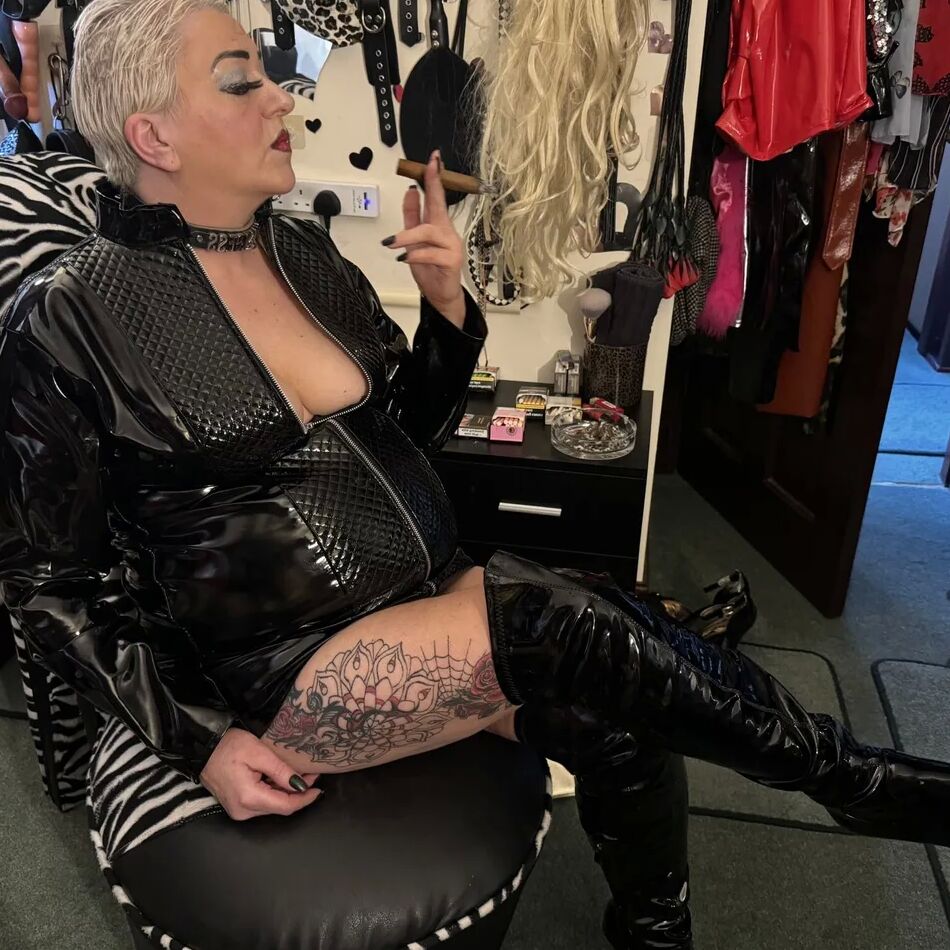 20 Pics THE MRS & MISTRESS