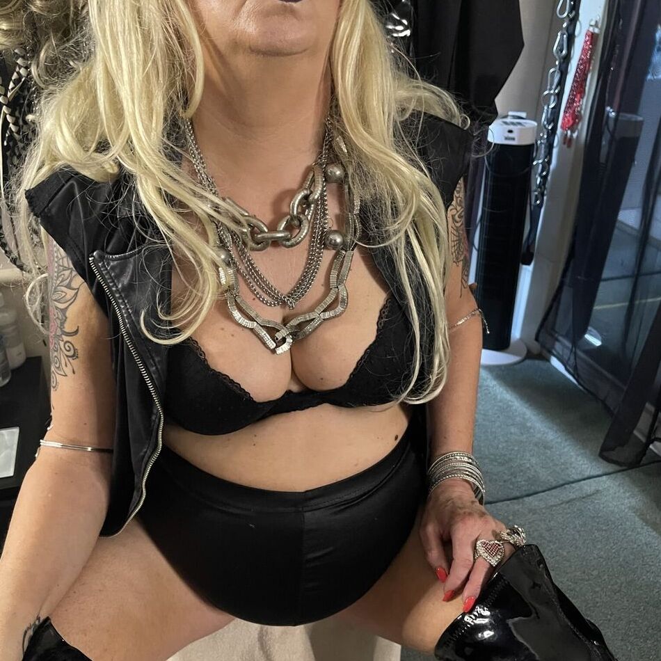 20 Pics SHIRLEY I LOVE SMOKING 3