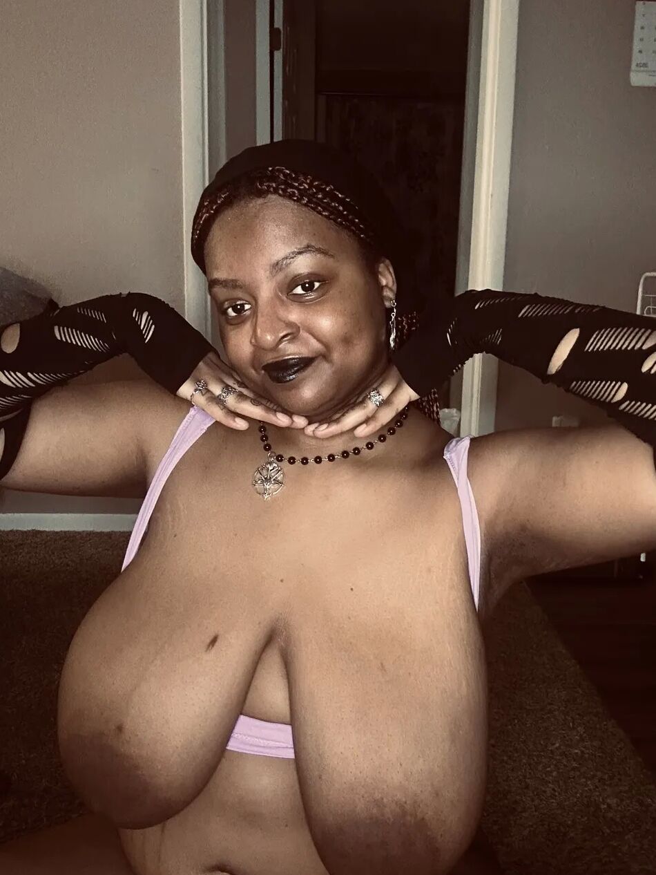 9 Pics BIG TIT METALHEAD