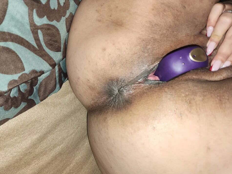 5 Pics LatinaMilf and toys