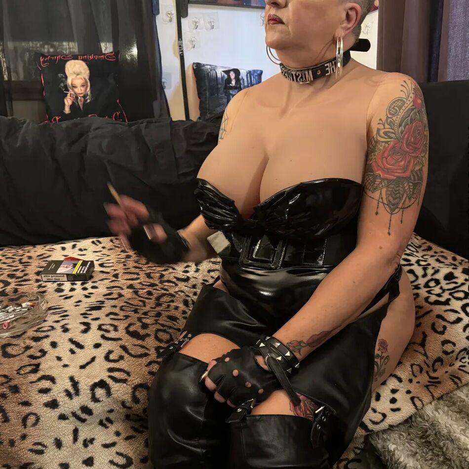 20 Pics MISTRESS WAITING SLAVE