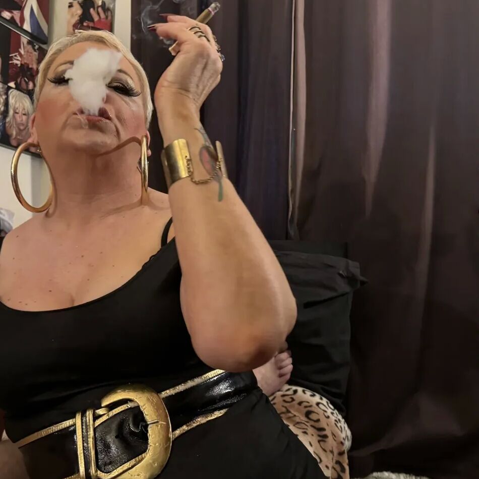 20 Pics SMOKING CIGAR GIRL SHIRLEY