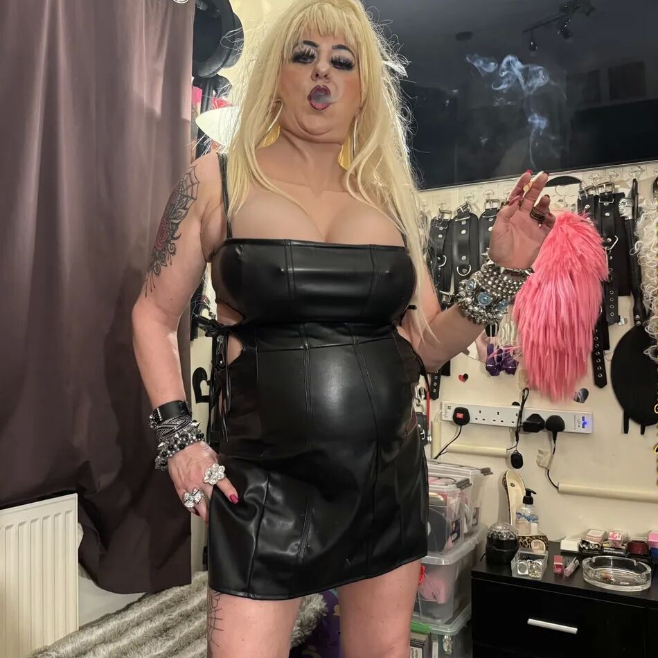 20 Pics MRS SHIRLEY SMOKING WHORE