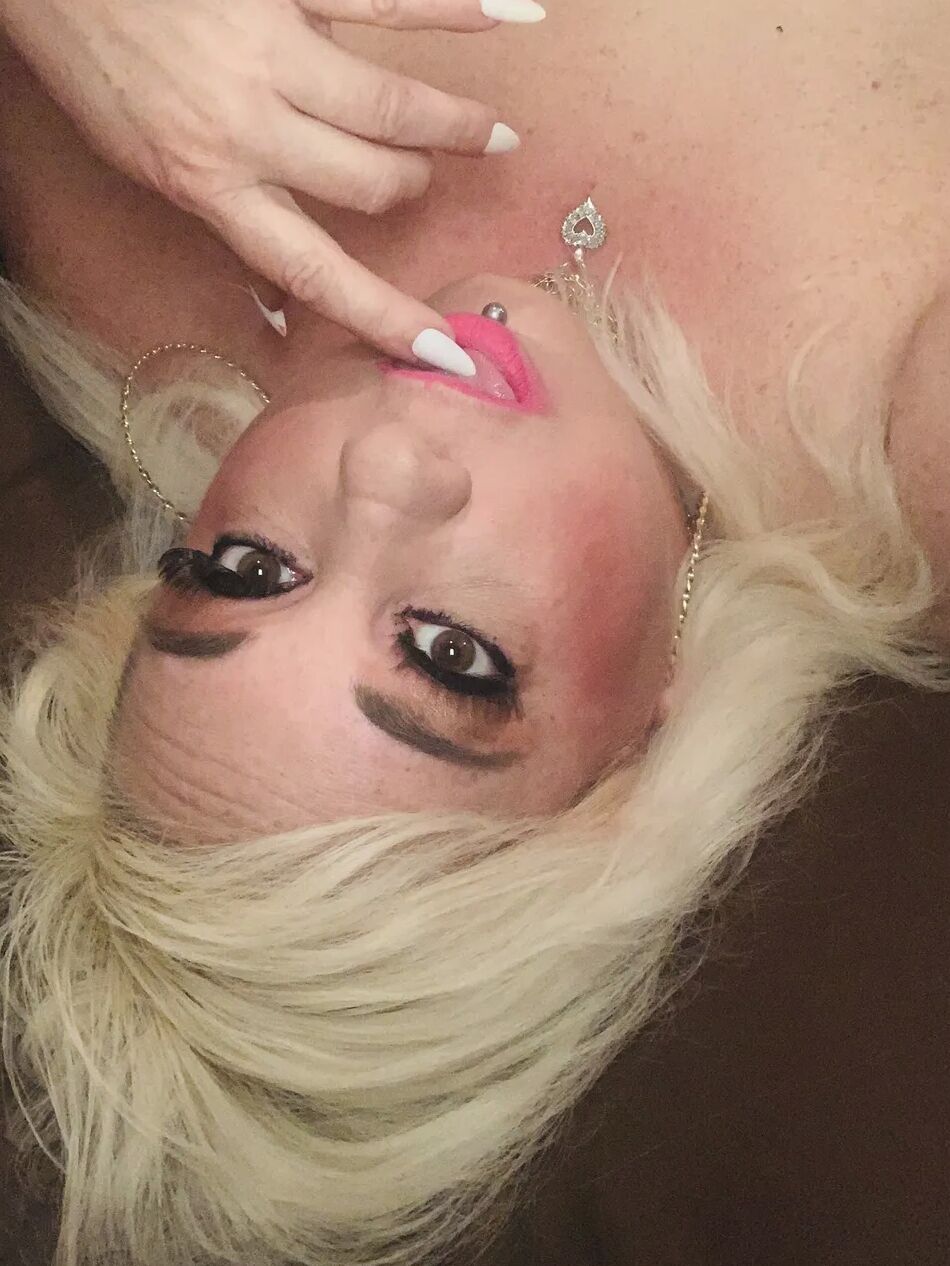 17 Pics Horny hot step mom teachers how to masturbate