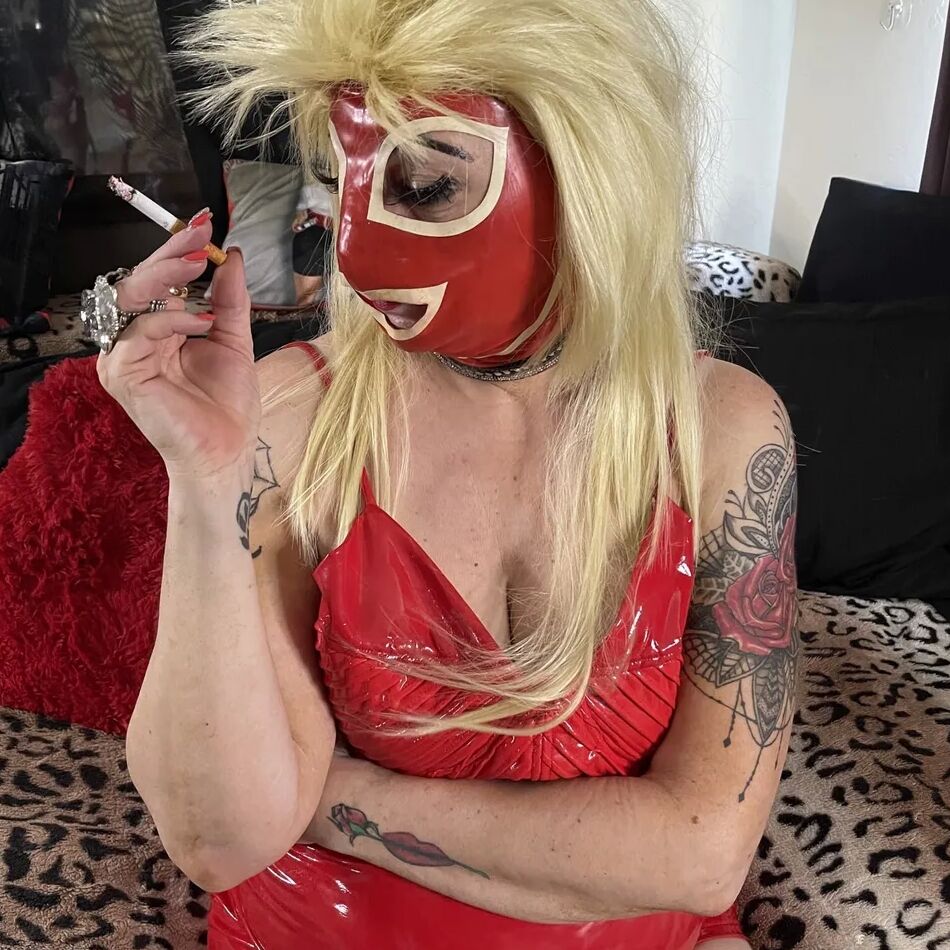 20 Pics SLUT BEHIND THE MASK