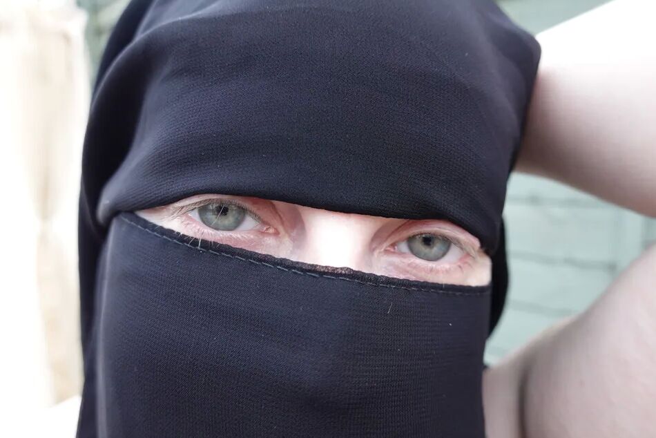 12 Pics Niqab naked in stockings and suspenders