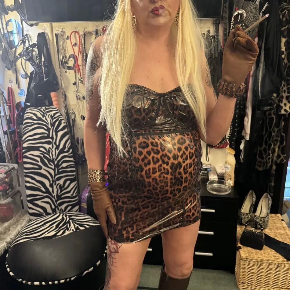 20 Pics LET OTHER MEN FUCK HER